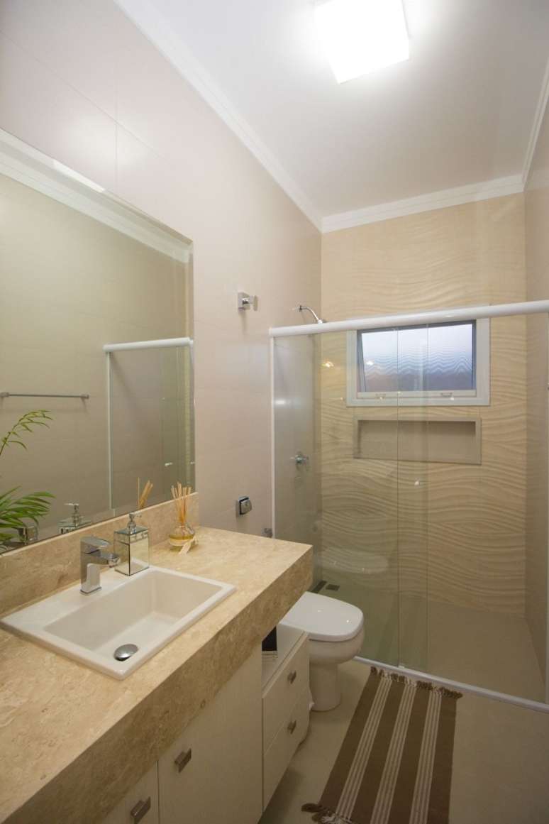 70. Pia de banheiro de m&aacute;rmore bege com cuba de sobrepor &ndash; Foto SA Engenharia e Arquitetura