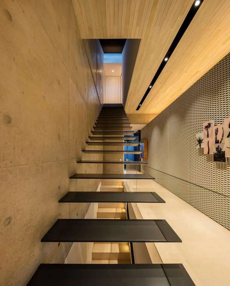 7. Escada flutuante d&aacute; acesso para a &aacute;rea intima. Foto: Fernando Guerra FG+SG