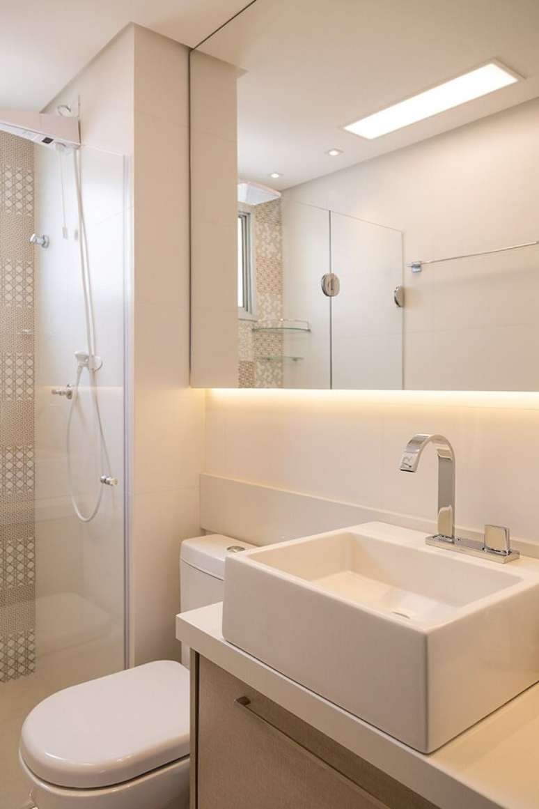 25. Banheiro bege com cuba de apoio branca &ndash; Foto Barbara Dundes