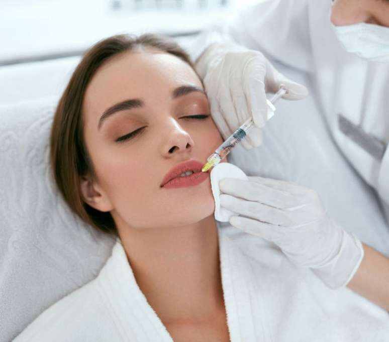 O preenchimento labial é uma das técnicas mais queridas atualmente e pode ser feita por dentistas 