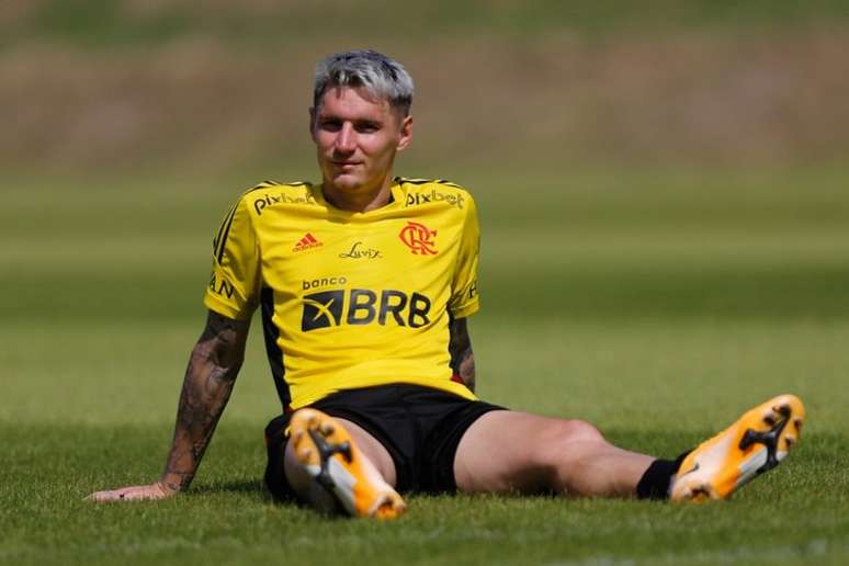 Varela em treino no Ninho do Urubu (Foto: Gilvan de Souza/Flamengo)