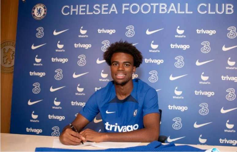 Carney Chukwuemeka assinou contrato com o Chelsea até 2028 (Divulgação/Chelsea FC)