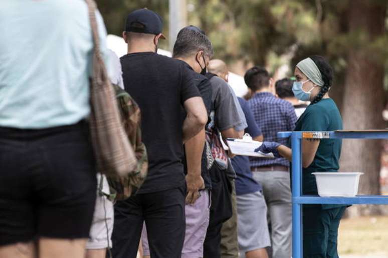 Fila para vacinação contra varíola dos macacos em Los Angeles