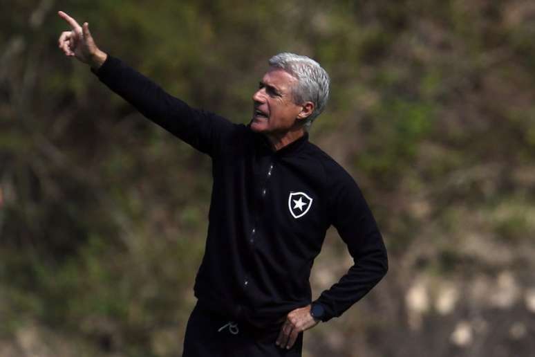 Luís Castro tem tido dor de cabeça para escalar o Botafogo no Campeonato Brasileiro (Foto: Vítor Silva/Botafogo)