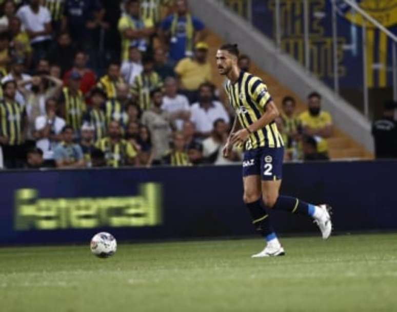 Gustavo Henrique assinou por um ano com o time turco (Foto: Divulgação / Fenerbahçe)