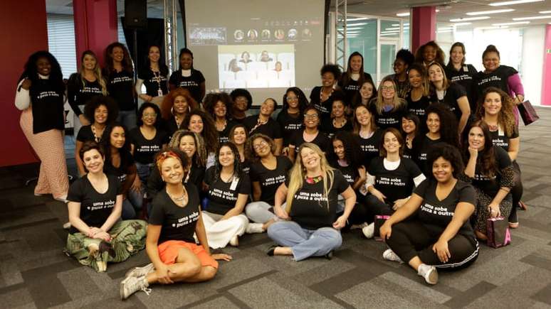 Imagem mostra mulheres participantes do movimento "Uma sobe e puxa a outra".