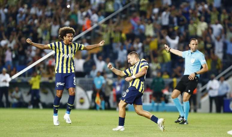 Willian Arão comemorando primeiro gol do Fener junto com Emre Mor (Foto: Divulgação / Fenerbahçe)