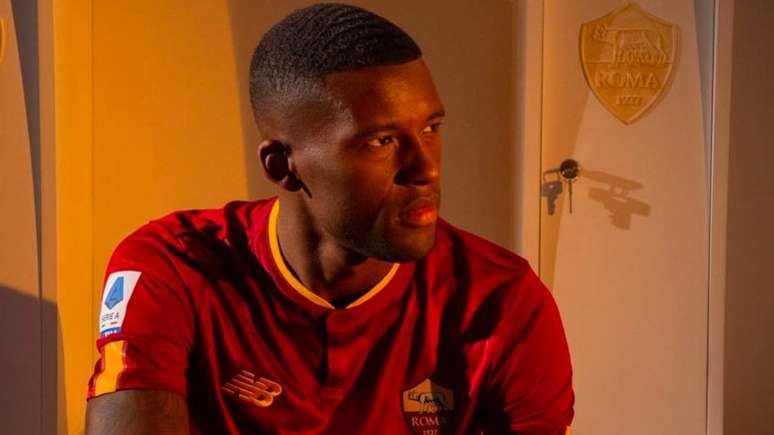 Wijnaldum já vestiu a camisa da Roma (Foto: Divulgação / AS Roma)