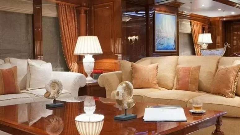 Sala do iate luxuoso alugado por Rod Stewart &ndash;