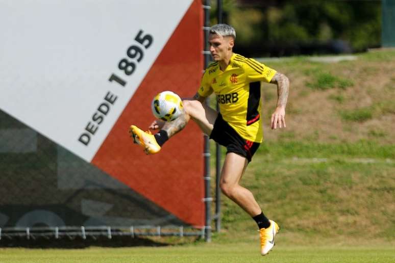 Varela em ação em treino no Ninho do Urubu (Foto: Gilvan de Souza/Flamengo)