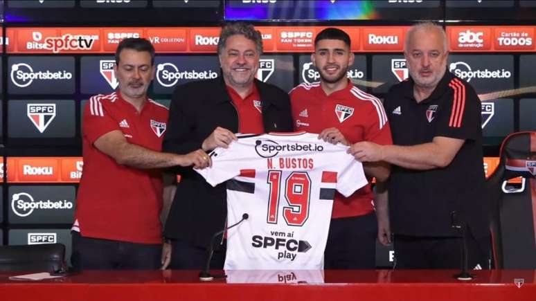 Casares e restante da diretoria tricolor durante a apresentação de Bustos, nesta sexta (Foto: Reprodução)