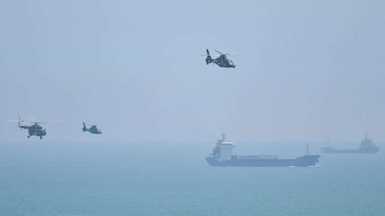 Navios e helicópteros militares chineses participam de manobras ao longo da costa de Taiwan