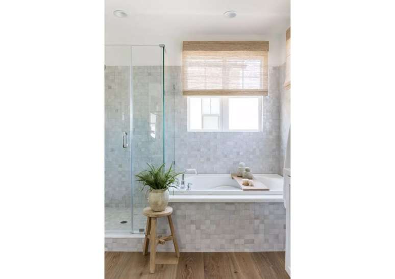 Forre seu banheiro com azulejos texturizados.