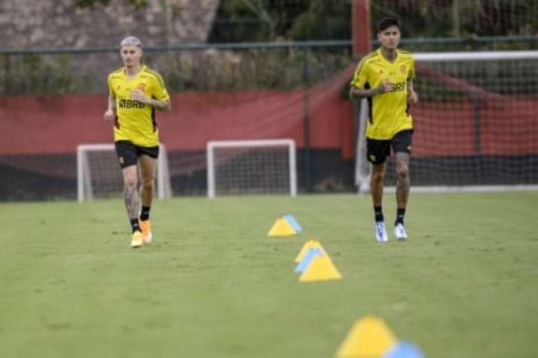 Varela e Pulgar em ação no Ninho (Foto: Marcelo Cortes/Flamengo)