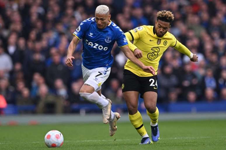 Jogo entre Everton e Chelsea agita primeira rodada da Premier League (Foto: PAUL ELLIS / AFP)