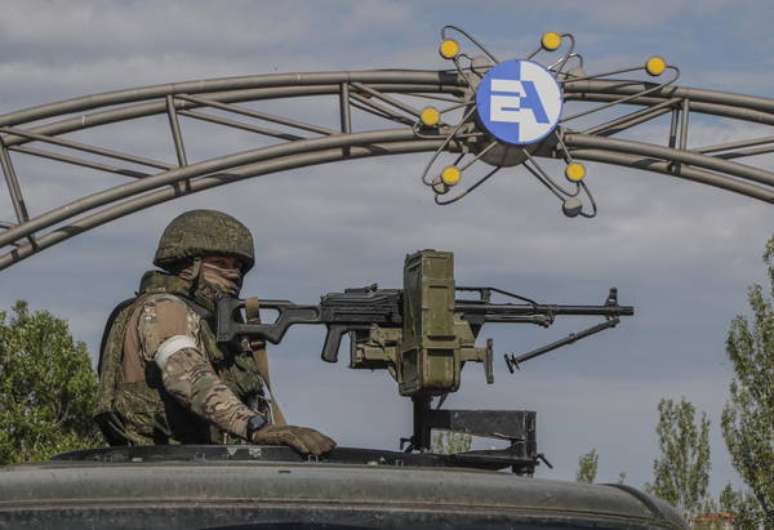 Soldado russo em frente à entrada da central nuclear de Zaporizhzhia, na Ucrânia, em 1º de maio