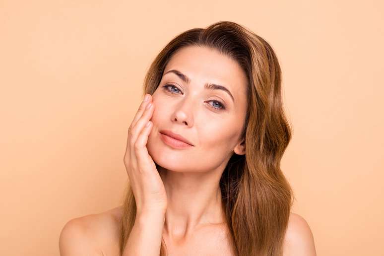 Adotar cuidados diários é importante para manter a pele saudável (Imagem: Shutterstock)