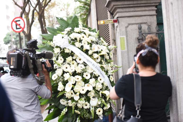 Silvio Santos manda coroa para o velório