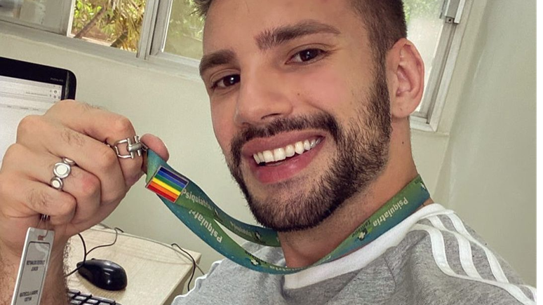 Psiquiatra decidiu colocar bandeira LGBT+ no crachá para se aproximar de pacientes 