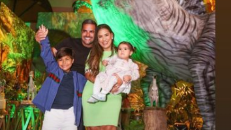 Simone comemora aniversário do filho com festa com a temática dinossauro