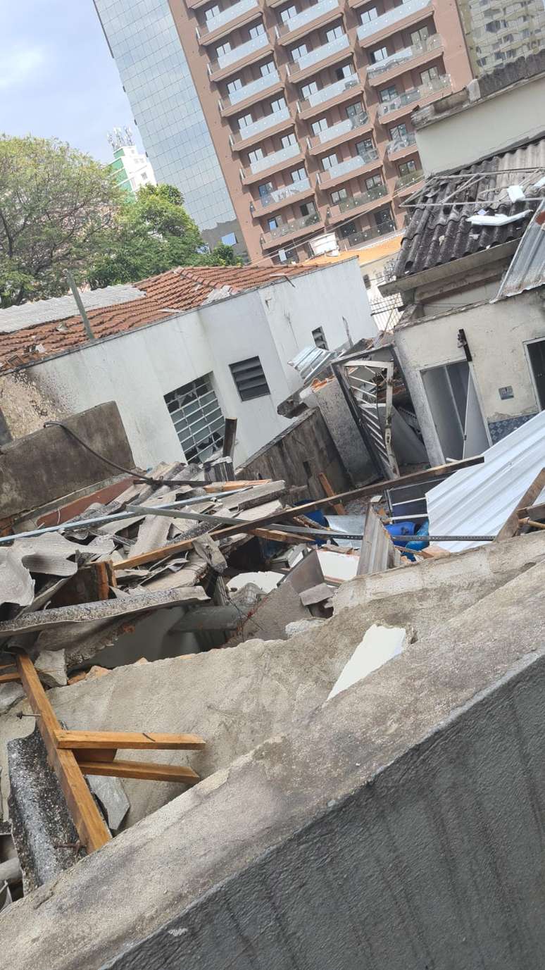 Morador mostra o tamanho da destrui&ccedil;&atilde;o ap&oacute;s o incidente 