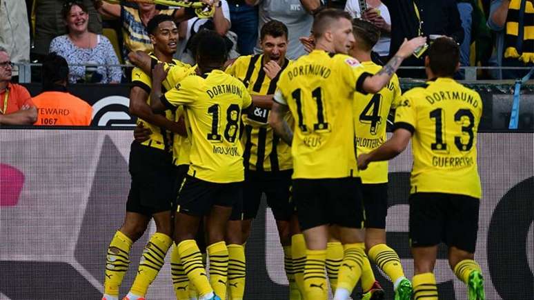 Jogadores do Borussia Dortmund comemoraram o gol de Marcos Reus (Foto: Ina Fassbender/AFP)