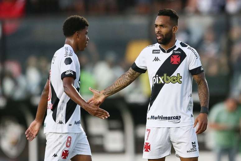 Alex Teixeira estreou pelo Vasco no empate com a Chapecoense (Foto: Daniel Ramalho/CRVG)