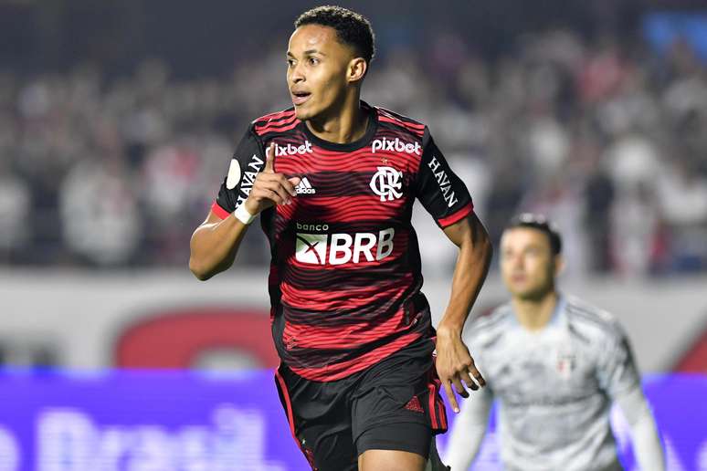 Flamengo bate o São Paulo no Morumbi e encosta nos líderes