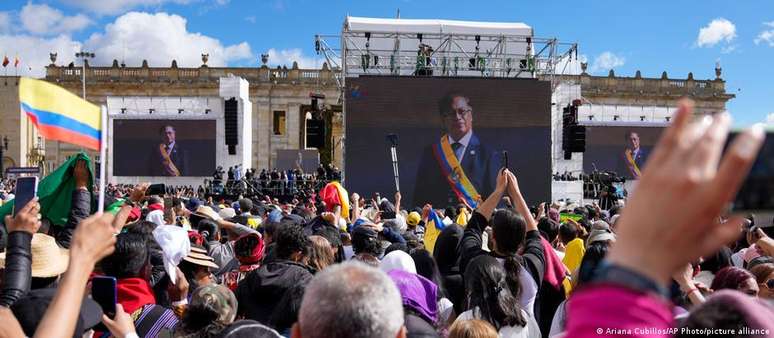 Centenas de colombianos acompanharam a cerimônia de posse, em Bogotá