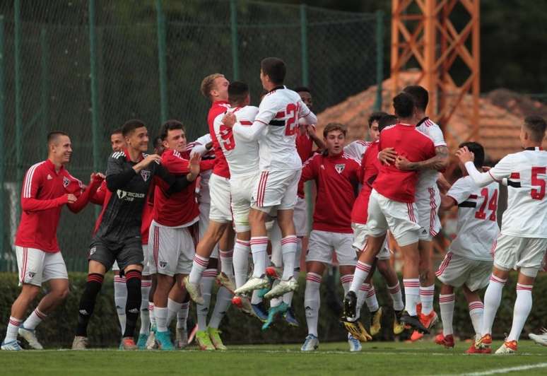 Garotos da base tricolor estão no mata-mata da principal competição de base (Foto: Rubens Chiri/São Paulo FC)