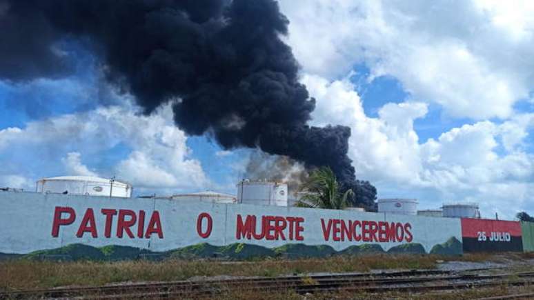 Fumaça provocada por incêndio em depósito de petróleo em Cuba