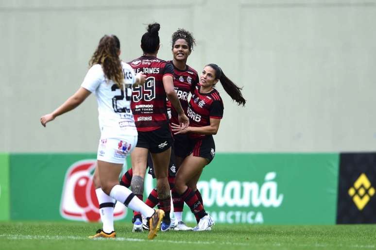 Jogadoras comemoram gol marcado por Duda no empate com o Santos (Foto: Divulgação/CBF)