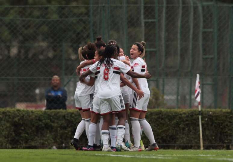 Jogadoras do Tricolor festejam um dos gols na campanha no Brasileirão (Foto: Rubens Chiri/ São Paulo FC)