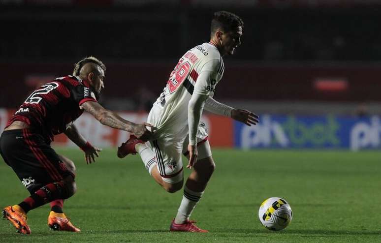 Pablo Maia passa por Vidal em derrota para o Flamengo no sábado, no Morumbi(Foto: Rubens Chiri/São Paulo FC)