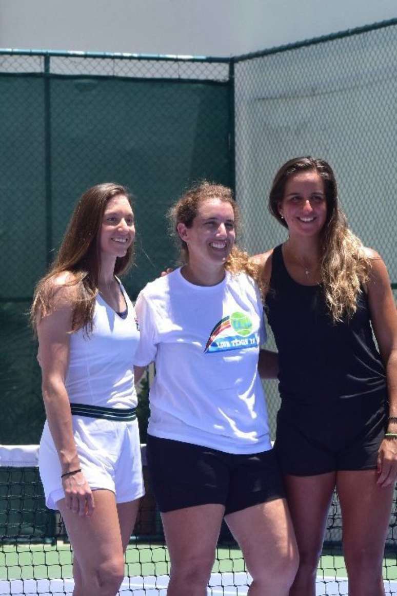 Bruna Assemany com a tenista Luisa Stefani, medalhista olímpica, e Ingrid Gamarra Martins, duas parceiras do projeto