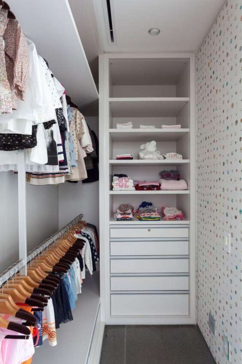 29. Closet infantil com gavetas e cabides – Via: Casa Vogue
