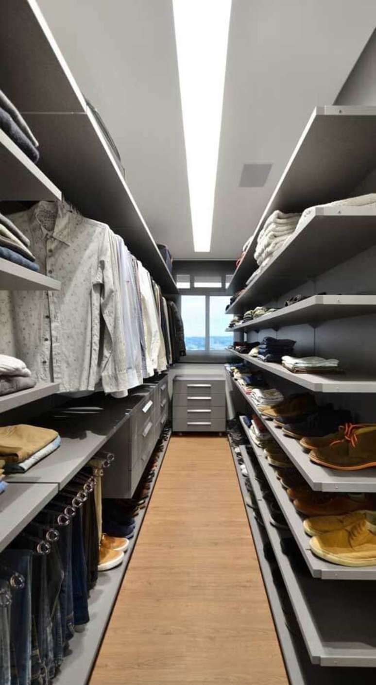 10. Closet masculino com prateleiras e cabideiras &ndash; Via: Decor F&aacute;cil