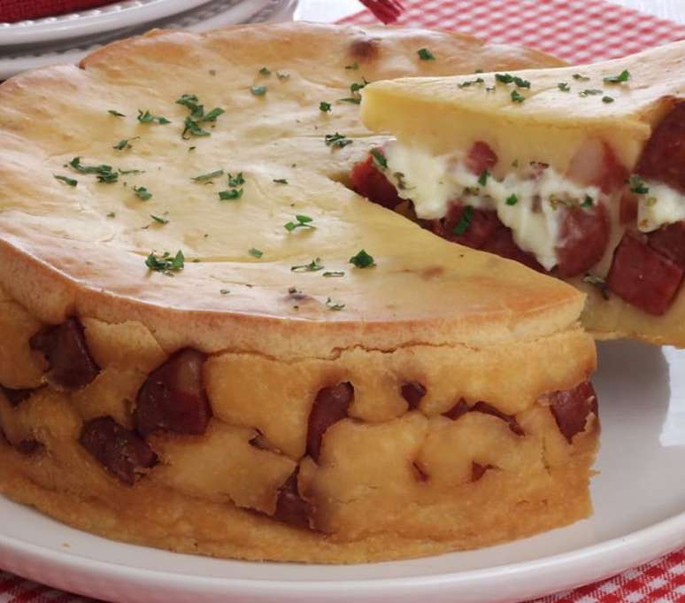 Torta cremosa de lingui&ccedil;a com mandioca (Reprodu&ccedil;&atilde;o / Guia da Cozinha)