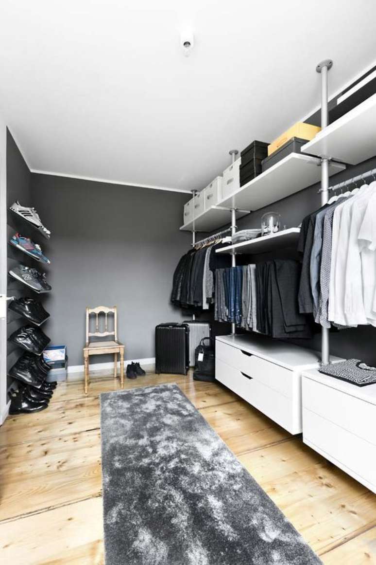 97. Parede cinza com móveis brancos no closet – Via: Houzz