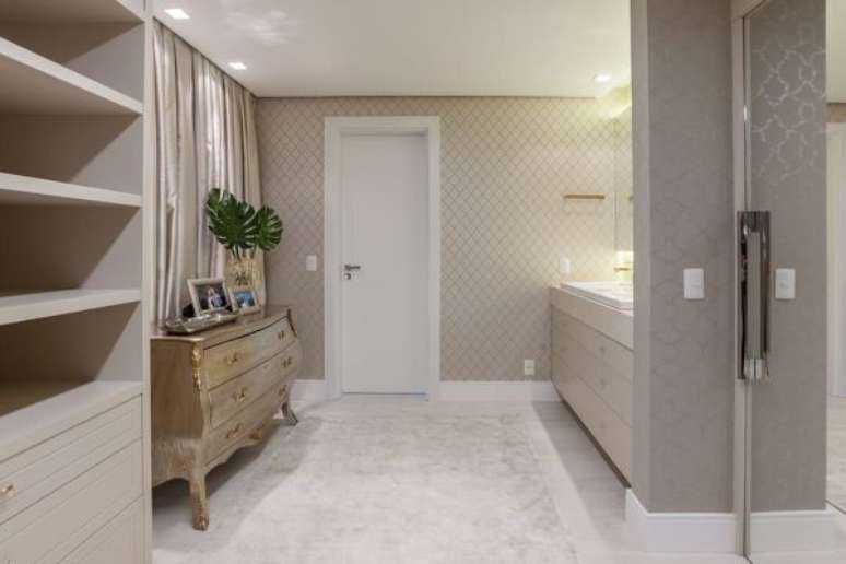 96. Closet com papel de parede moderno &ndash; Via: Dicas de Mulher