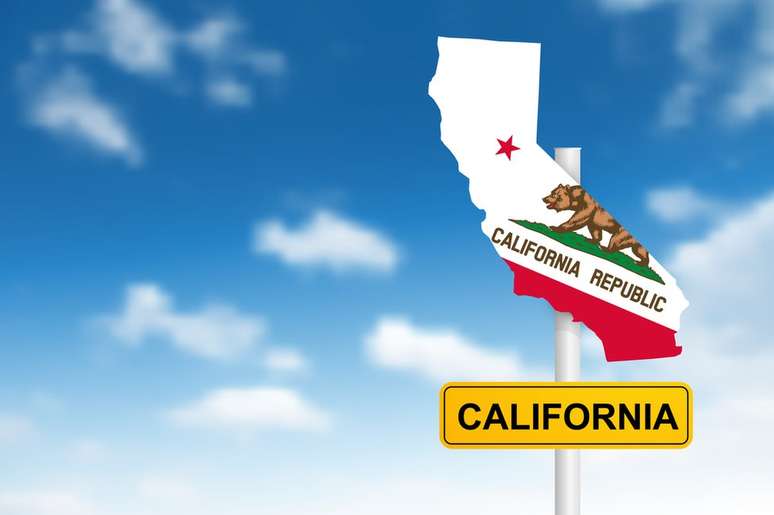 Placa em que se lê 'Califórnia', com a forma do estado e uma imagem da bandeira