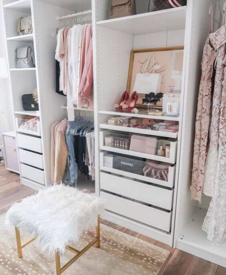 15. Closet feminino aberto e super organizado – Via: Dicas de Mulher