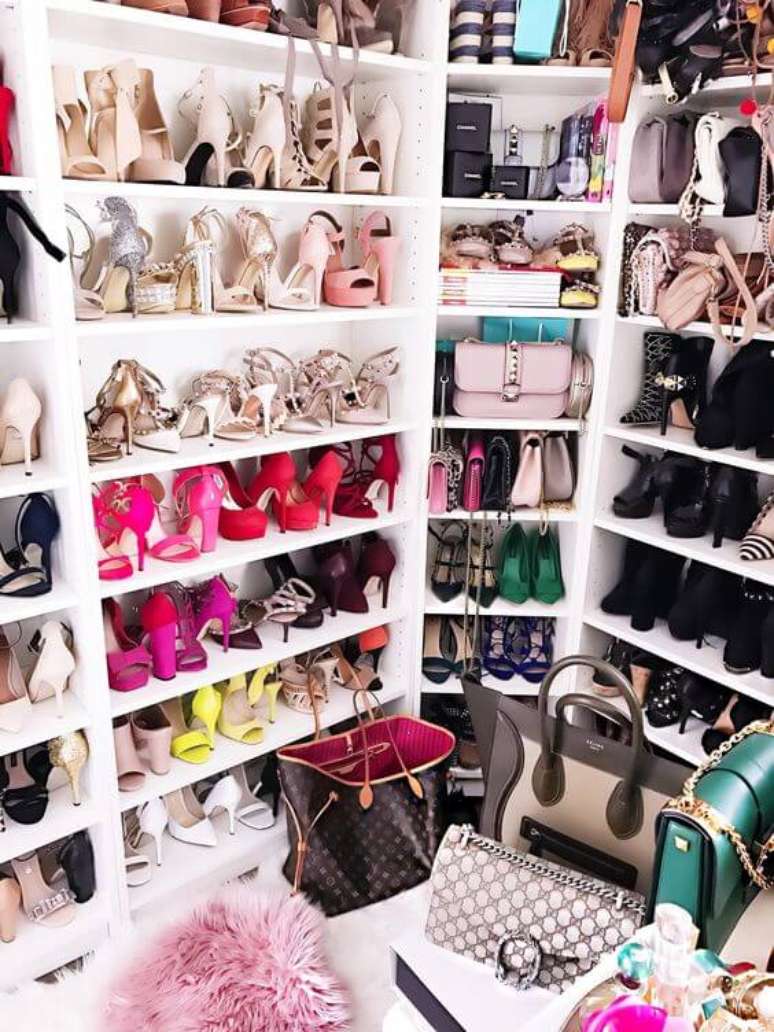 77. A sapateira e a bolsa também precisam ser consideradas na hora de montar um closet – Via: Glamours