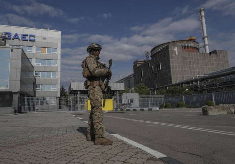 Soldado russo na frente de uma das entradas da usina nuclear de Zaporizhzhia