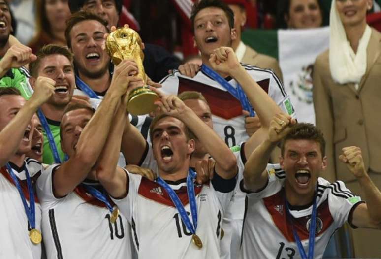 Philipp Lahm afirmou que não participará da Copa do Mundo (FABRICE COFFRINI / AFP)