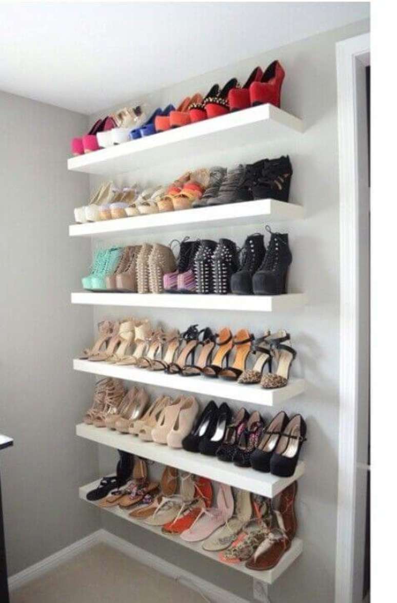 83. Prateleiras para closet de sapateira – Via: Archidea