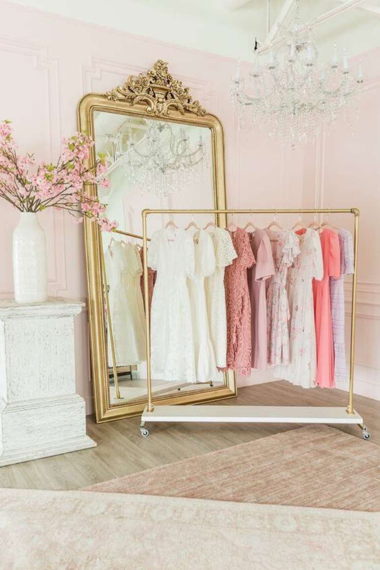 70. Closets com arara dourada – Via: Rachel Parcell