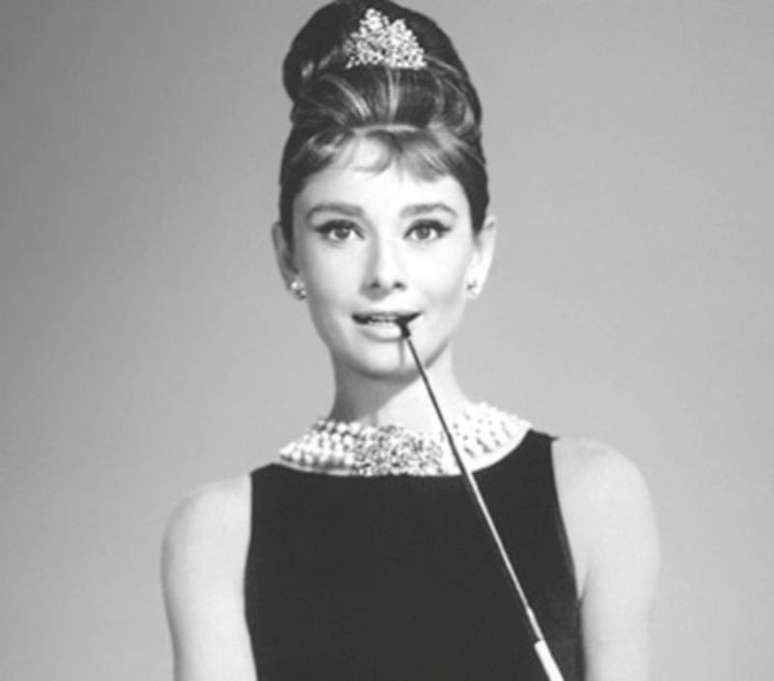 A personagem de Audrey Hepburn em “Bonequinha de Luxo” é verdadeiro ícone da moda 