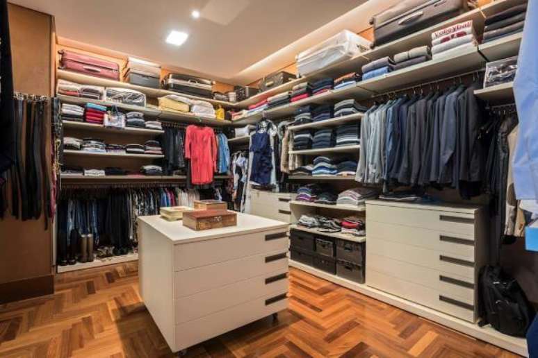 89. Faça um closet com o tamanho adequado para sua casa – Via: Revista VD