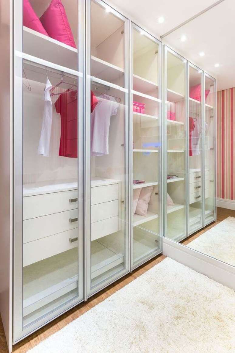 57. O arm&aacute;rio com porta transparente tamb&eacute;m pode ser uma boa op&ccedil;&atilde;o de closet &ndash; Via: Sharon fllirte Arquitetura